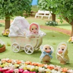 Sylvanian Families LES ADORABLES TRIPLES CANARDS ET LANDAU - SYLVANIAN TOUT POUR BEBES -Réduits Jouets Magasin b5d86fe3f243e5ccae3a7c52fa6dcae471aea398 12065120 03